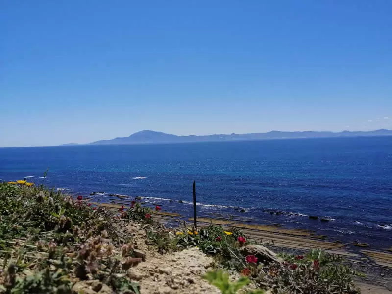 Paseo junto a La Caleta con vistas al Mediterráneo